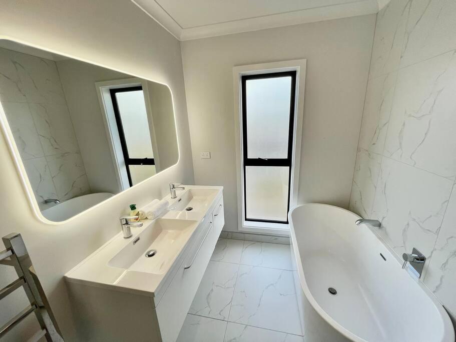 המילטון Morden Spacious New House מראה חיצוני תמונה